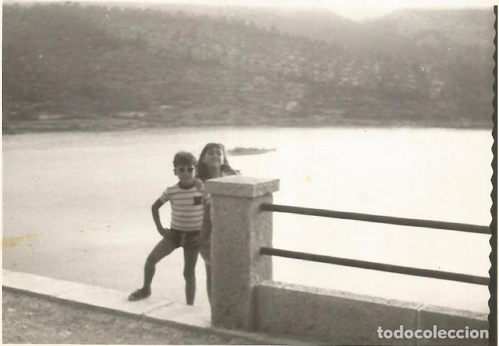 Fotograf&iacute;a antigua: ** SS914 - FOTOGRAFIA - DOS JOVENCITOS EN EL PANTANO DE LORIGUILLA - 1975 - RF.C75