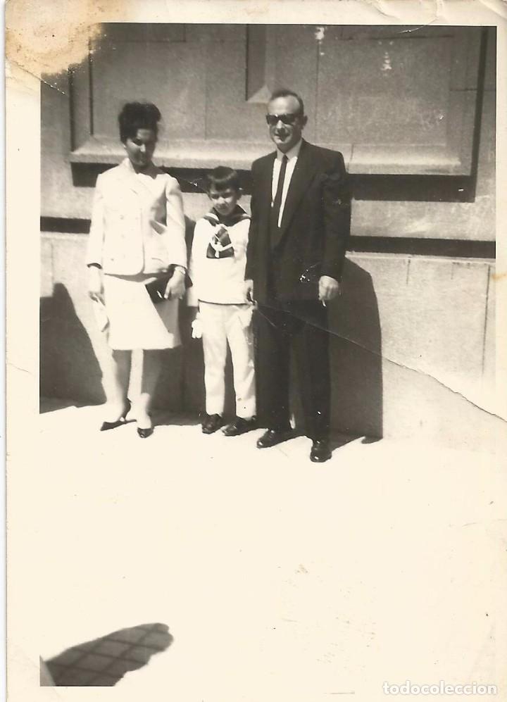 Fotograf&iacute;a antigua: ** SS928 - FOTOGRAFIA - NI&Ntilde;O DE PRIMERA COMUNION CON SUS PADRES - 1967 - RF.C75