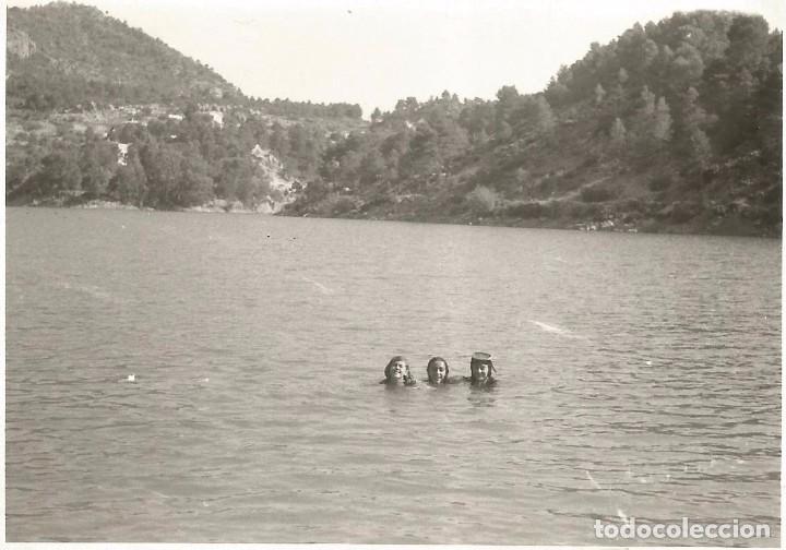 Fotograf&iacute;a antigua: ** SS934 - FOTOGRAFIA - TRES JOVENCITOS TOMANDO EL BA&Ntilde;O - RF.C75