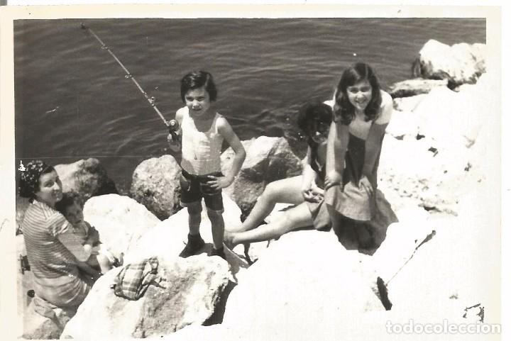 Fotograf&iacute;a antigua: *** CC408 - FOTOGRAFIA - GRUPO DE JOVENCITOS PESCANDO