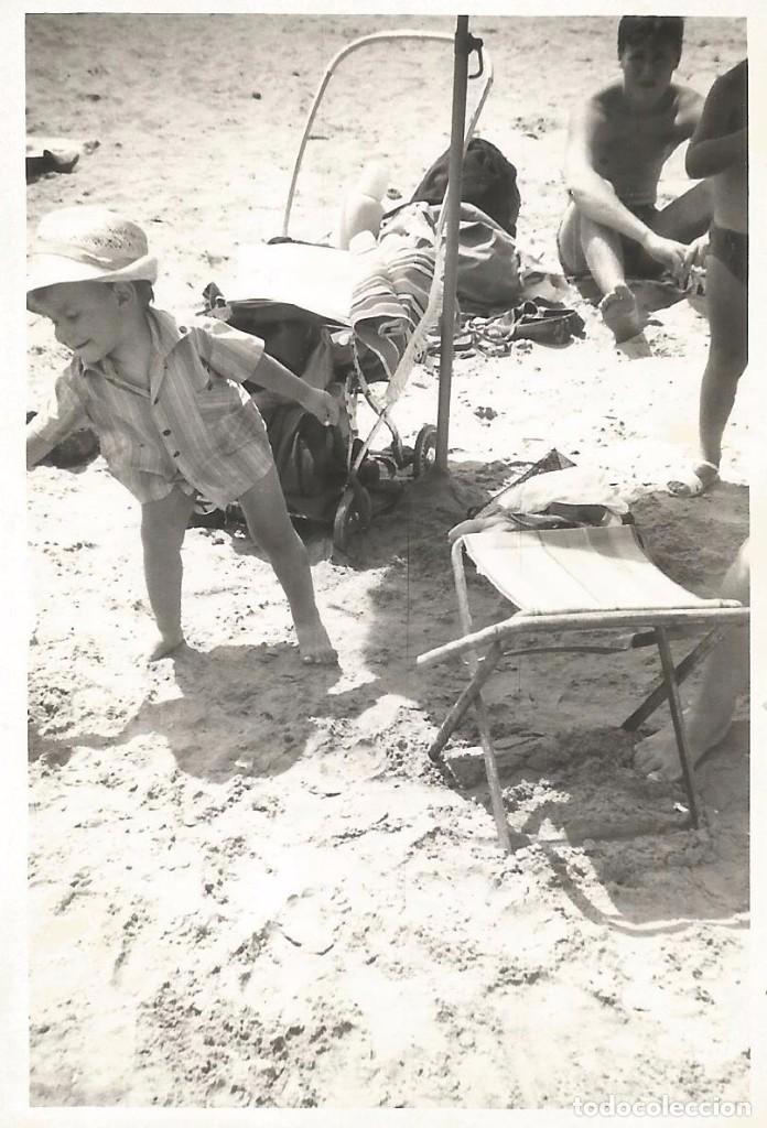 Fotograf&iacute;a antigua: ** SS940 - FOTOGRAFIA - NI&Ntilde;ITO EN LA PLAYA - RF.C75