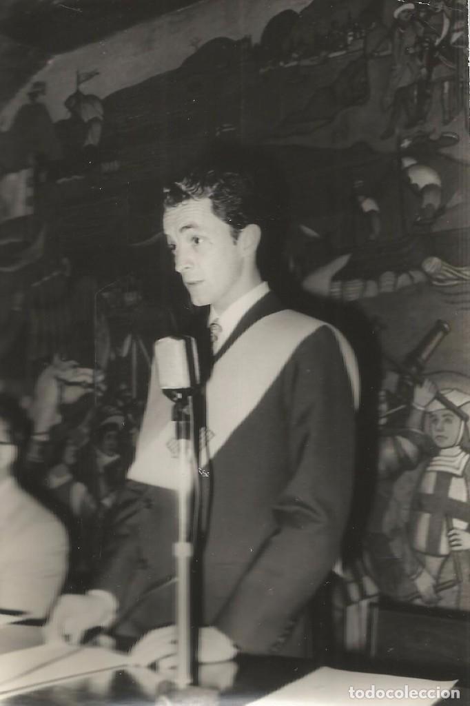 Fotograf&iacute;a antigua: *** CC411 - FOTOGRAFIA - JOVEN HABLANDO POR UN MICROFONO