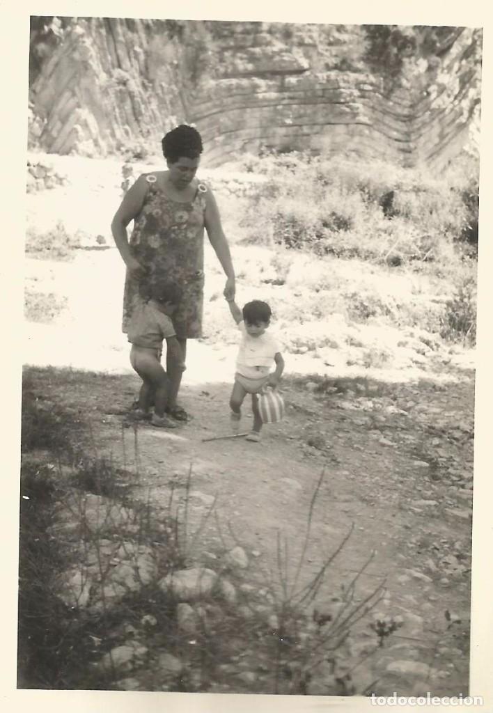 Fotograf&iacute;a antigua: ** SS946 - FOTOGRAFIA - SE&Ntilde;ORA CON NI&Ntilde;OS DE LA MANO - RF.C75