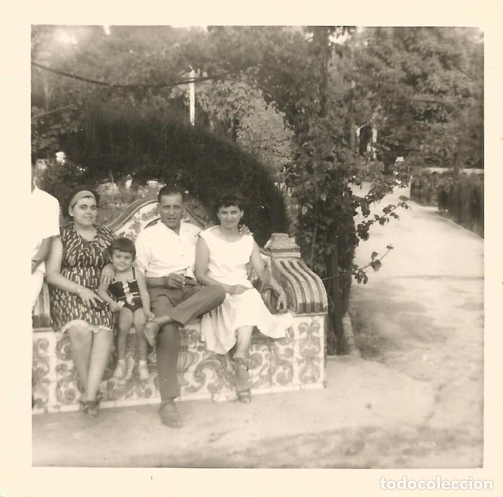 Fotograf&iacute;a antigua: ** S492 - FOTOGRAFIA - GRUPO FAMILIAR EN UN PARQUE - RF.C75