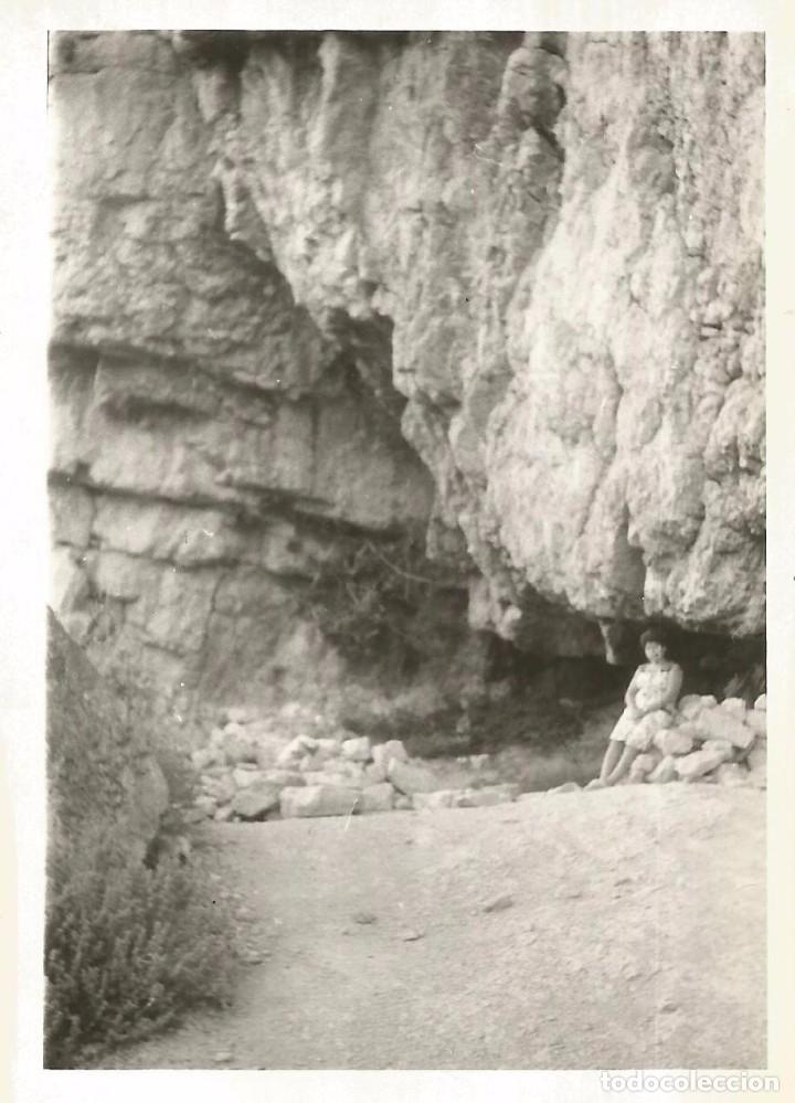 Fotograf&iacute;a antigua: ** SS954 - FOTOGRAFIA  - SE&Ntilde;ORA SENTADA DEBAJO DE UNA ROCA - RF.C75