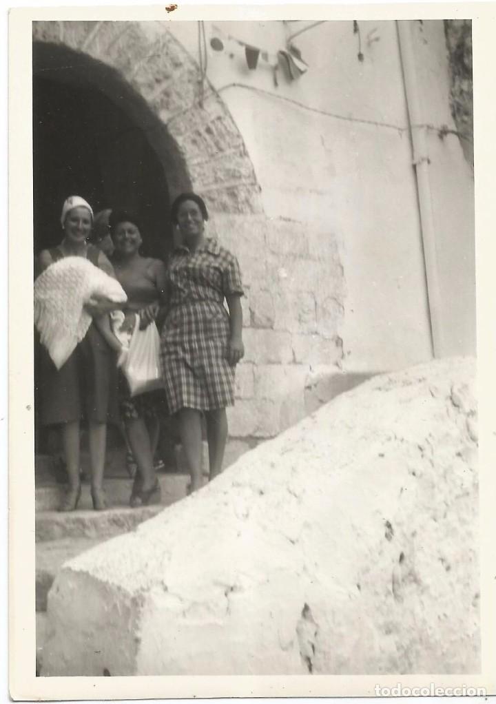 Fotograf&iacute;a antigua: *** CC420 - FOTOGRAFIA - TRES AMIGAS EN EL CASTELL DE GUADALEST
