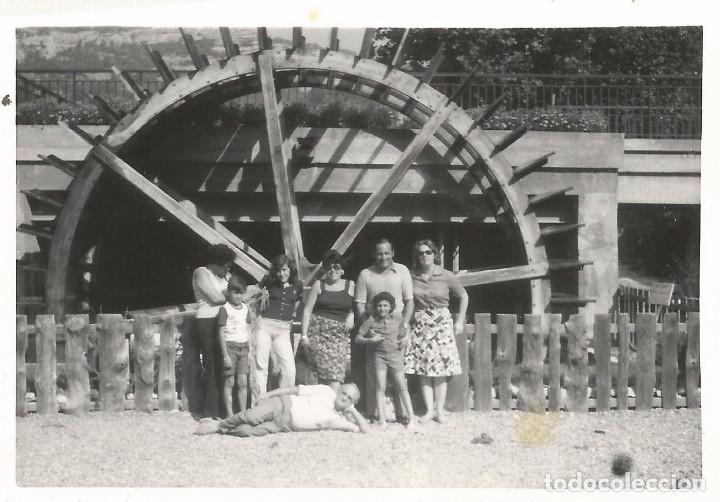 Fotograf&iacute;a antigua: ** SS963 - FOTOGRAFIA - GRUPO DE AMIGOS JUNTO A UNA GRAN NORIA - RF. C75