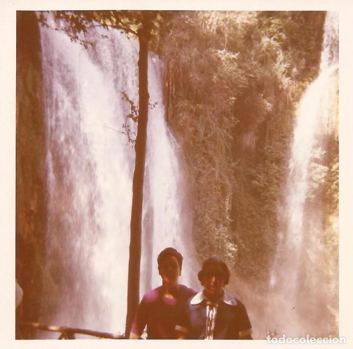 Fotograf&iacute;a antigua: ** S496 - FOTOGRAFIA - DOS AMIGAS JUNTO A UNA CASCADA - RF. C75