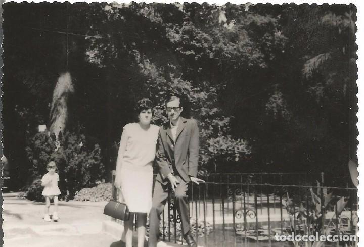 Fotograf&iacute;a antigua: ** SS977 - FOTOGRAFIA - PAREJA EN UN PARQUE - RF. C00