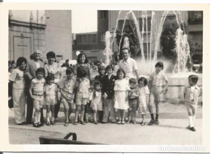 Fotograf&iacute;a antigua: ** SS989 - FOTOGRAFIA - CUATRO ADULTOS CON UN MONTON DE NI&Ntilde;OS JUNTO A UNA FUENTE - RF. C75