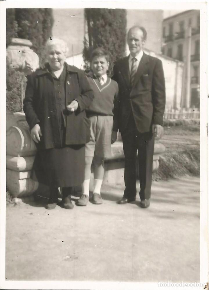 Fotograf&iacute;a antigua: ** SS993 - FOTOGRAFIA - ANCIANA PAREJA CON UN JOVENCITO - RF. C00