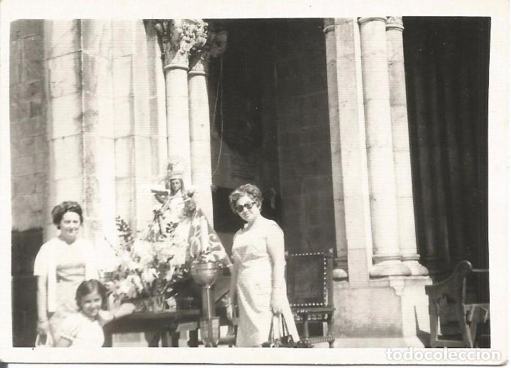 Fotograf&iacute;a antigua: ** A409 - FOTOGRAFIA - DOS SE&Ntilde;ORA Y UNA JOVENCITA JUNTO A UNA IMAGEN DE LA VIRGEN - RF. C75