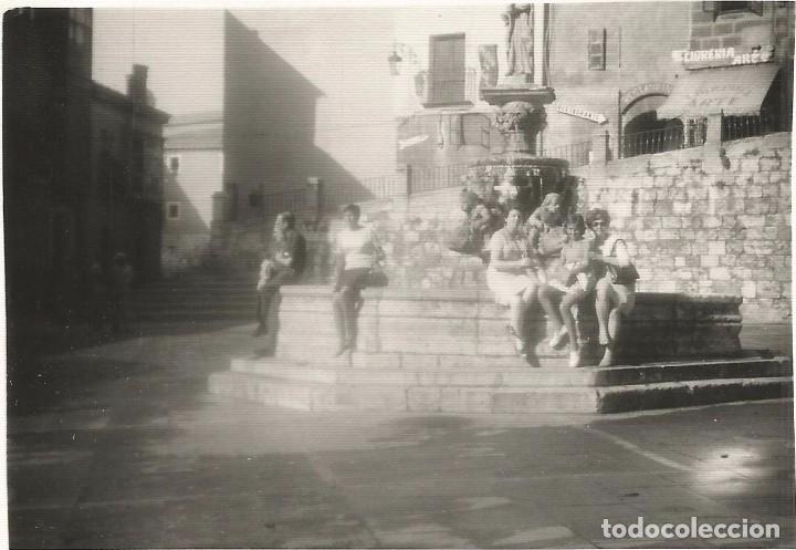 Antique Photography: ** A436 - FOTOGRAFIA - GRUPO DE AMIGOS SENTADOS EN UNA FUENTE - RF. C75
