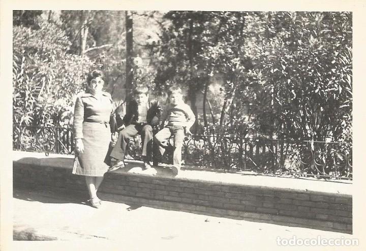 Fotografia antica: ** A458 - FOTOGRAFIA - SE&Ntilde;ORA CON DOS JOVENCITOS - RF. C75