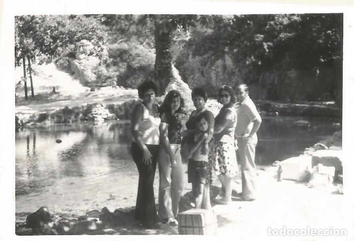 Fotografia antica: ** A465 - FOTOGRAFIA - GRUPO FAMILIAR EN UN BONITO PAISAJE - RF. C75