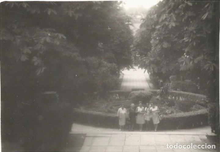 Fotografia antica: ** A479 - FOTOGRAFIA - AMIGAS EN UN PARQUE - RF. C75