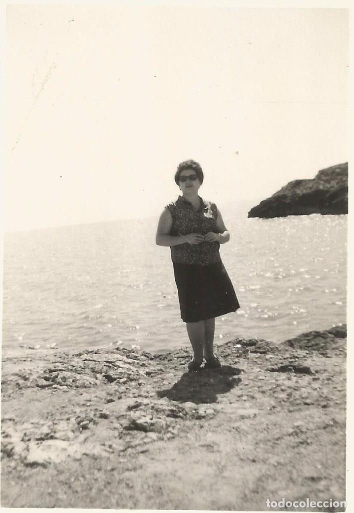 Fotografia antica: ** A484 - FOTOGRAFIA - SE&Ntilde;ORA JUNTO AL MAR - RF. C75