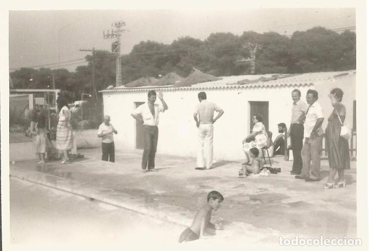 Fotografia antica: ** A504 - FOTOGRAFIA - GRUPO DE GENTE JUNTO A UNA PISCINA - RF. C75