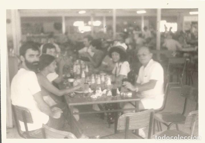 Fotografia antica: ** A505 - FOTOGRAFIA - GRUPO DE GENTE EN UN BAR - RF. C75