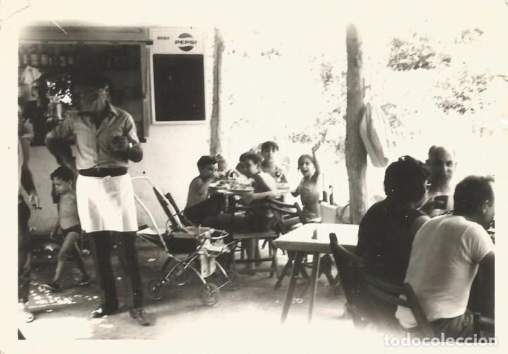 Fotografia antica: ** A506 - FOTOGRAFIA - GRUPO DE GENTE EN UN BAR DE PLAYA - RF. C75