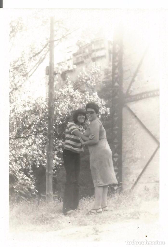 Fotografia antica: ** A516 - FOTOGRAFIA - SE&Ntilde;ORA Y JOVEN EN CUENCA - RF. C75