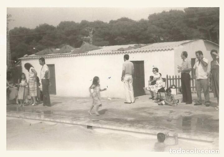 Fotografia antica: ** A540 - FOTOGRAFIA - GRUPO DE GENTE JUNTO A UNA PISCINA - RF. C75