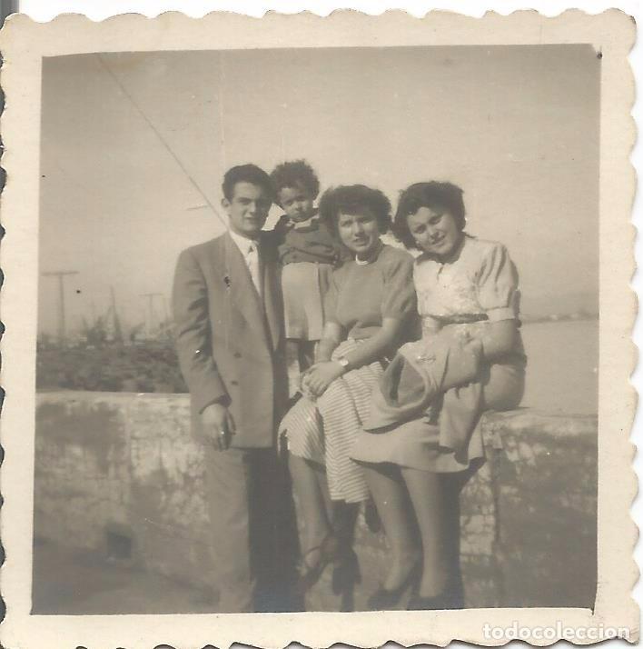 Fotografia antica: ** SS374 - FOTOGRAFIA - TRES AMIGOS CON UN NI&Ntilde;ITO - 6 X 6 CM. - RF. C75