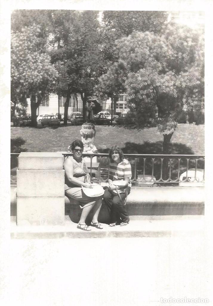 Fotografia antica: ** A551 - FOTOGRAFIA - SE&Ntilde;ORA Y SE&Ntilde;ORITA SENTADAS EN UN PARQUE - RF. C75
