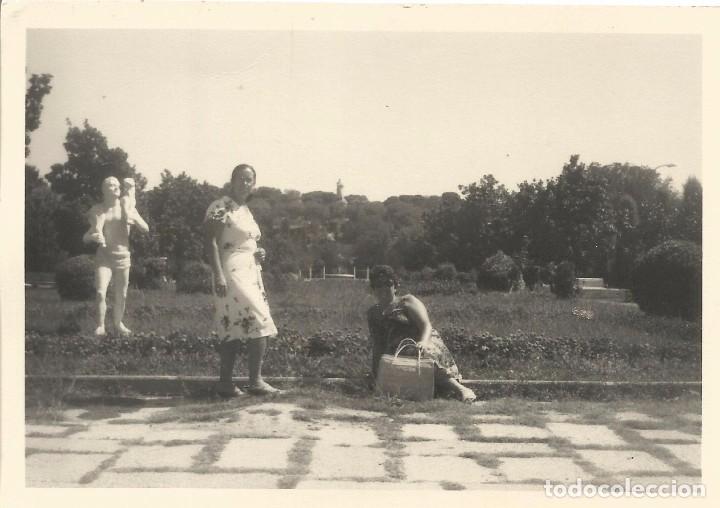 Fotografia antica: ** A573 - FOTOGRAFIA - DOS AMIGAS EN UN PARQUE - RF. C75
