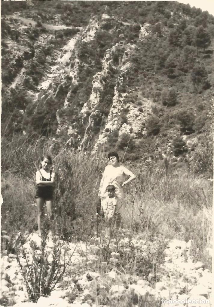 Fotografia antica: ** B673 - FOTOGRAFIA - SE&Ntilde;ORA CON DOS JOVENCITOS EN LA MONTA&Ntilde;A - RF. C75