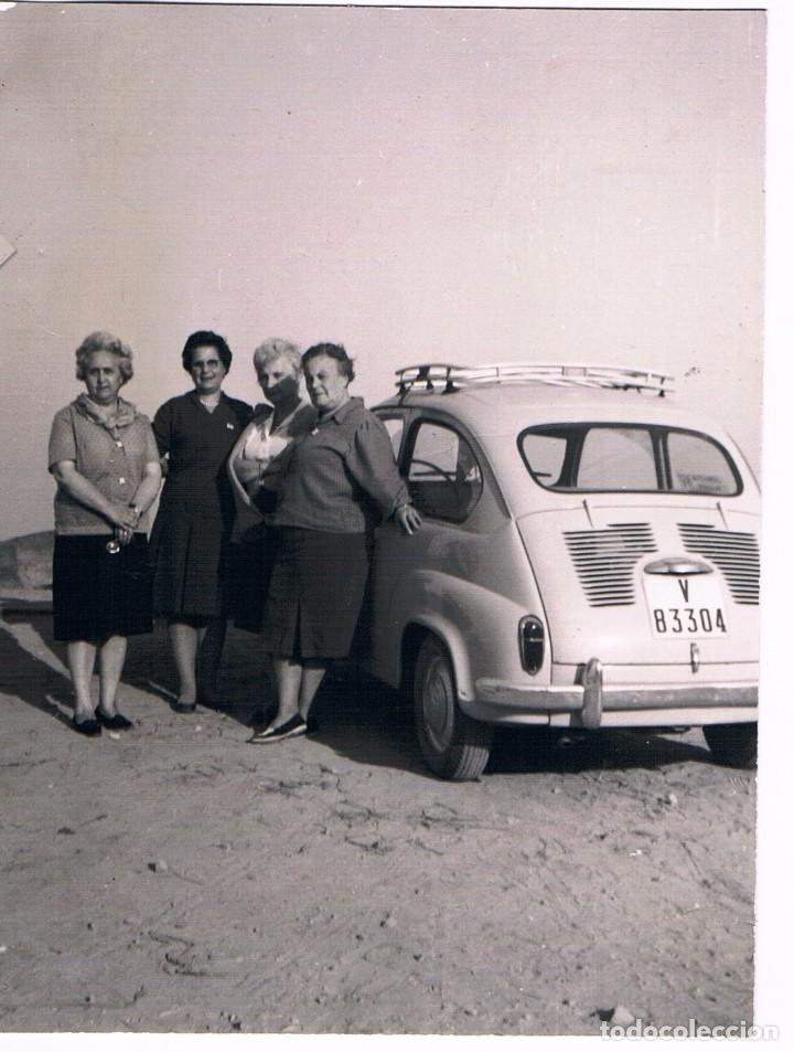 Fotograf&iacute;a antigua: cuatro mujeres y seat 600