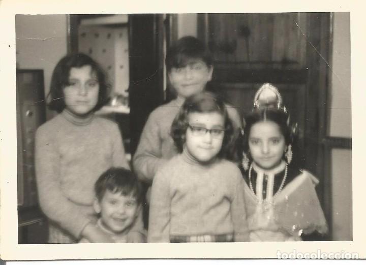 Antique Photography: *** A706 - FOTOGRAFIA - JOVEN FALLERA CON SUS AMIGUITOS