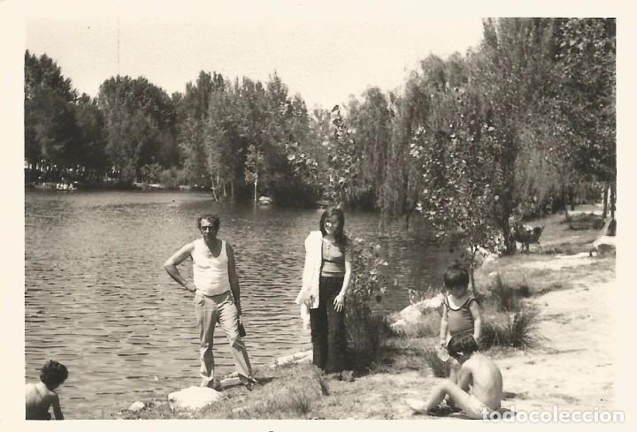 Fotograf&iacute;a antigua: ** A715 - FOTOGRAFIA - GENTE JUNTO A UN RIO - RF. C75