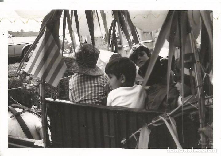 Fotograf&iacute;a antigua: ** A719 - FOTOGRAFIA - JOVENCITOS MONTADOS EN UN CARRO - RF. C75