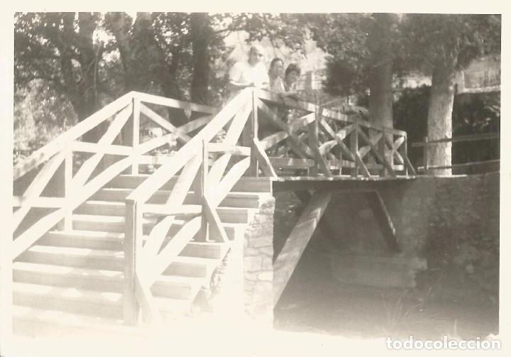 Fotograf&iacute;a antigua: ** A574 - FOTOGRAFIA - TRES AMIGOS EN UN PUENTE SOBRE EL RIO TUEJAR - RF. C75