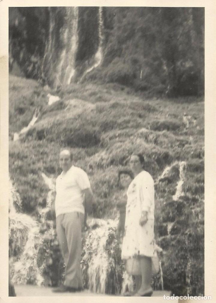 Fotograf&iacute;a antigua: ** A576 - FOTOGRAFIA - AMIGOS JUNTO A UNA CASCADA - RF. C75