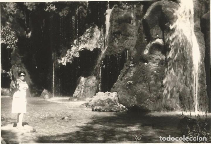 Fotograf&iacute;a antigua: ** A587 - FOTOGRAFIA - SE&Ntilde;ORA EN BONITO PAISAJE - RF. C75