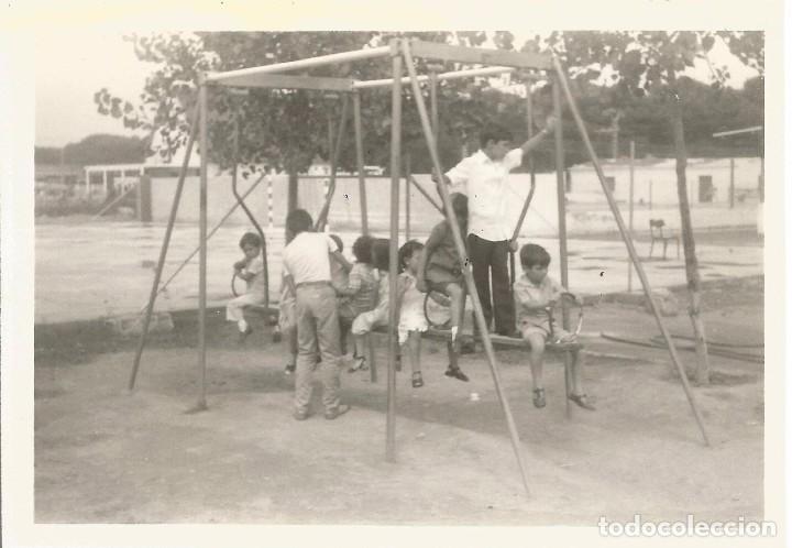Fotograf&iacute;a antigua: ** A588 - FOTOGRAFIA - JOVENCITOS EN UN PARQUE INFANTIL - RF. C75