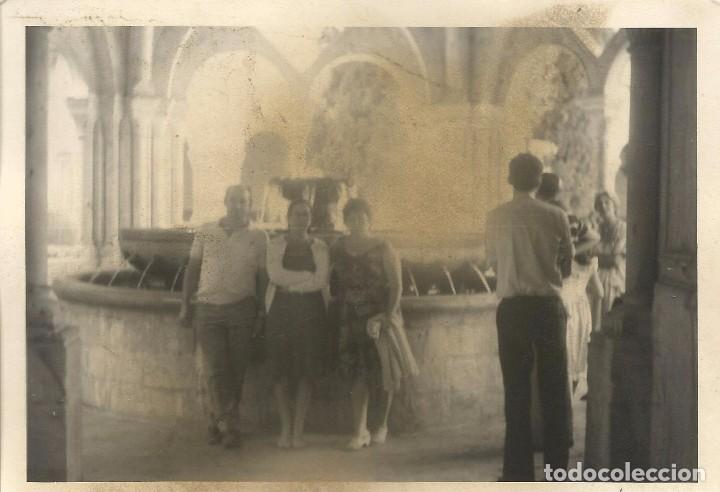Fotograf&iacute;a antigua: ** A591 - FOTOGRAFIA - PAREJA CON UNA JOVEN JUNTO A UNA FUENTE - RF. C75