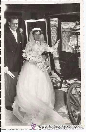 Alte Fotografie: *** D410 - FOTOGRAFIA - PAREJA DE NOVIOS SUBIENDO A UNA CARROZA - 1955