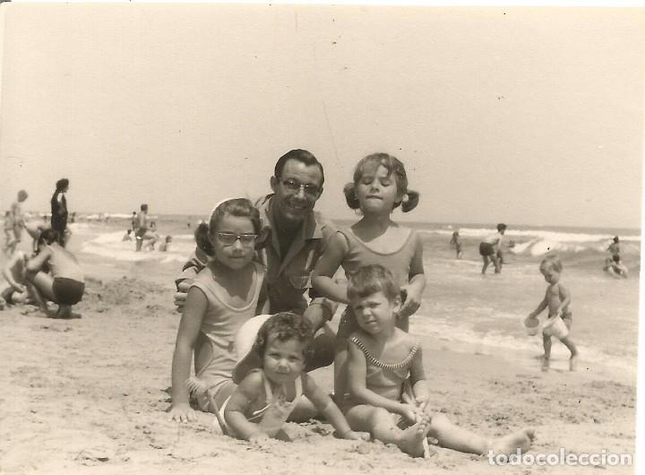 Alte Fotografie: ** A728 - FOTOGRAFIA - SE&Ntilde;OR CON CUATRO NI&Ntilde;ITAS EN LA PLAYA - RF. C00