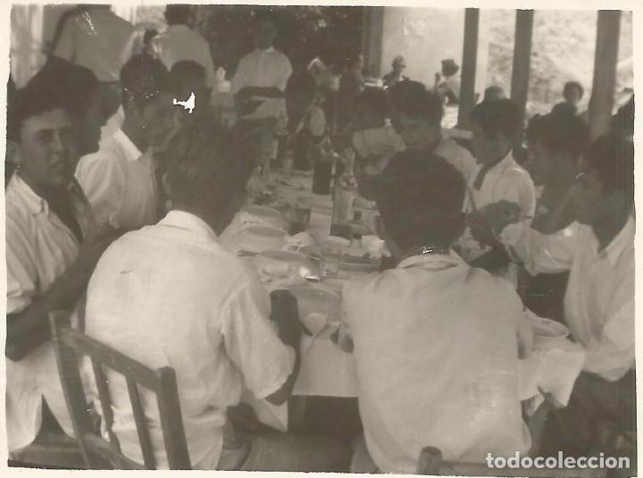 Fotografia antica: :::: AB83 - FOTOGRAFIA - GRUPO DE JOVENES EN UNA COMIDA