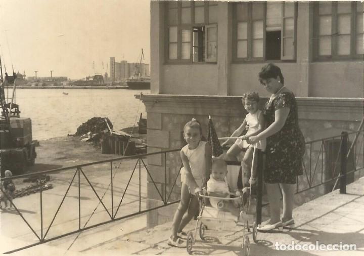 Fotografia antica: ** A739 - FOTOGRAFIA - SE&Ntilde;ORA CON DOS NI&Ntilde;AS JUNTO A UN PUERTO - RF. C75