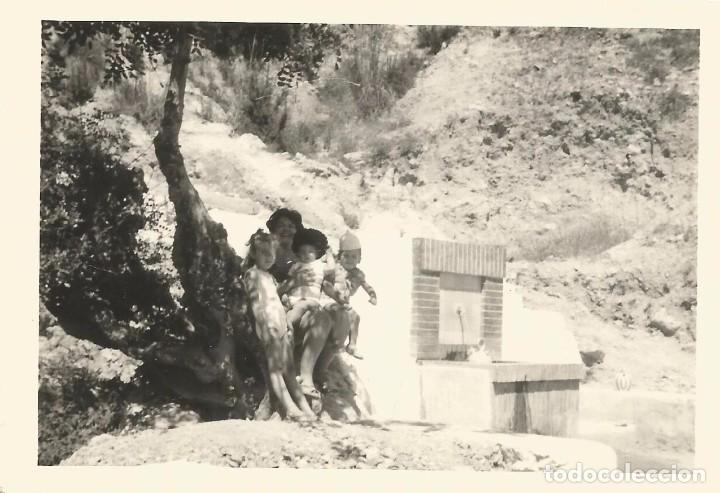 Fotografia antica: ** A742 - FOTOGRAFIA - SE&Ntilde;ORA CON TRES NI&Ntilde;ITOS JUNTO A UNA FUENTE - RF. C75