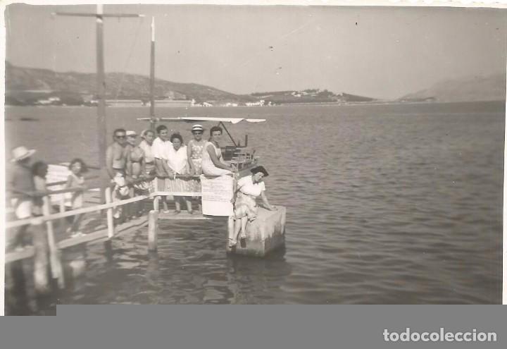 Fotografia antica: ** A746 - FOTOGRAFIA - GRUPO DE GENTE JUNTO AL MAR - RF. C75