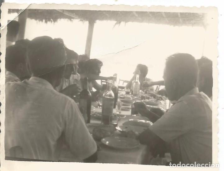 Fotografia antica: :::: AB89 - FOTOGRAFIA - GRUPO DE AMIGOS EN UNA COMIDA