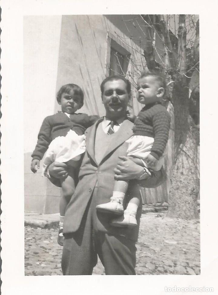 Fotografia antica: ** A751 - FOTOGRAFIA - SE&Ntilde;OR CON DOS NI&Ntilde;ITOS EN BRAZOS - RF. C00