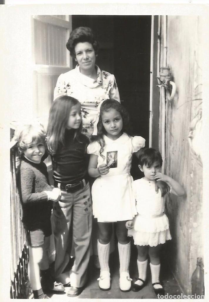 Fotografia antica: ** A772 - FOTOGRAFIA - SE&Ntilde;ORA CON CUATRO JOVENCITOS - RF. C75