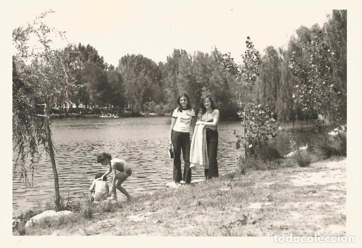 Fotografia antica: ** A775 - FOTOGRAFIA - JOVENES JUNTO A UN RIO - RF. C75