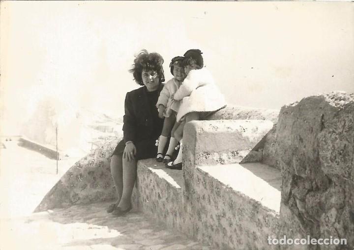 Fotografia antica: ** A777 - FOTOGRAFIA - SE&Ntilde;ORA CON DOS NI&Ntilde;ITAS - CALICANTO 1967 - RF. C75